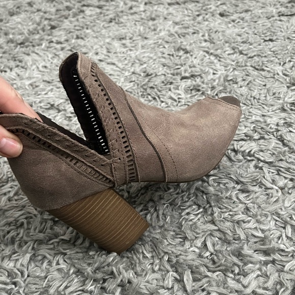 Fergilicious taupe open toe cut out ankle booties size 7 - Picture 10 of 10